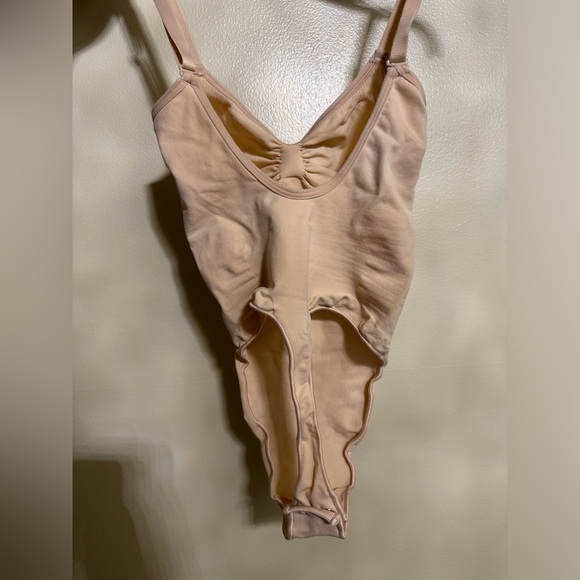 SKIMS | Seamless Sculpting Shape Wear Thong Bodysuit - Picture 11 of 11